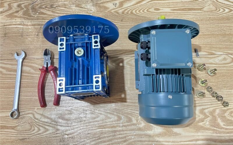 Dụng cụ cần chuẩn bị để đấu hộp số NMRV vào motor điện 3 pha