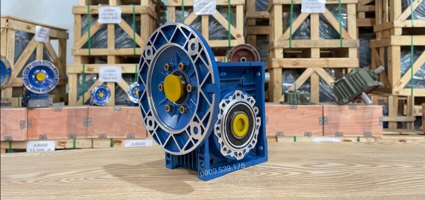 Hộp giảm tốc 2 cấp là một loại hộp giảm tốc sử dụng hai bộ truyền động bánh răng để giảm tốc độ vòng quay và tăng mô-men xoắn