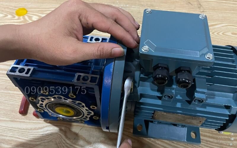 Vặn ốc chắc chắn