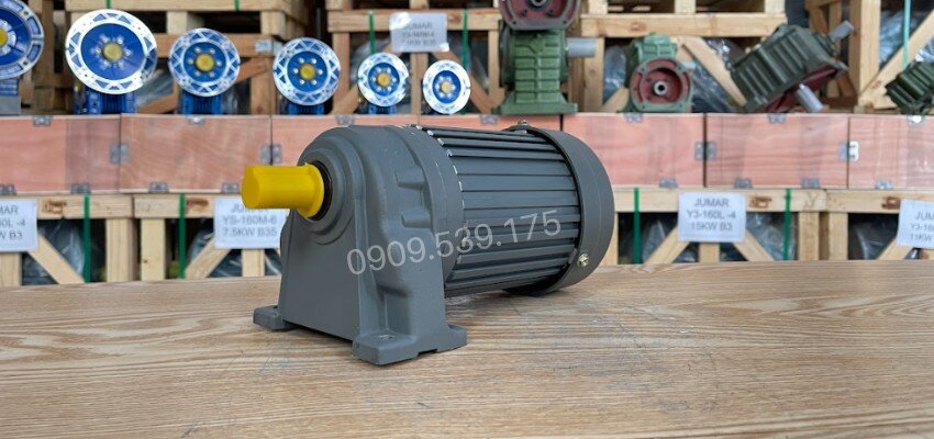 Động cơ giảm tốc 3 pha từ 1.1kW đến 3.7kW là một thiết bị kết hợp giữa động cơ điện 3 pha và hộp giảm tốc