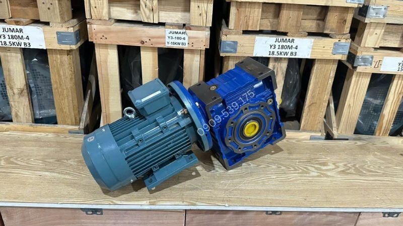Động cơ giảm tốc NMRV được thiết kế chắc chắn, tiết kiệm không gian và vận hành êm ái, độ ồn thấp.