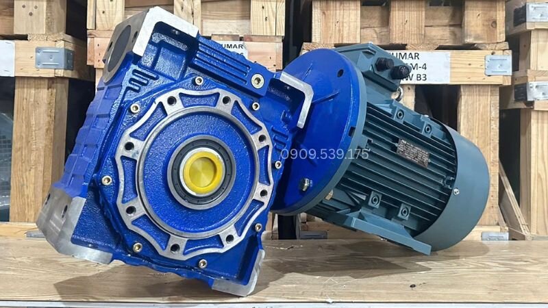 Động cơ giảm tốc NMRV kết hợp với động cơ để hoạt động trong công nghiệp.