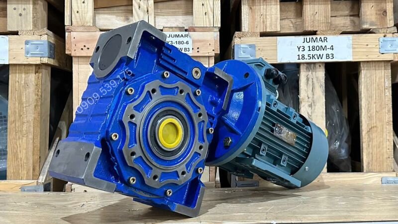 Động cơ giảm tốc NMRV là loại motor giảm tốc sử dụng hộp giảm tốc (hộp số giảm tốc) dạng trục vuông góc mặt bích.