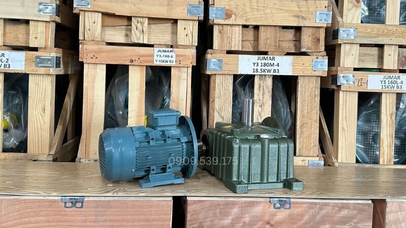 Động cơ giảm tốc trục vít bánh vít 3 pha được ứng dụng trong công nghiệp nhờ khả năng truyền động mạnh mẽ và linh hoạt.