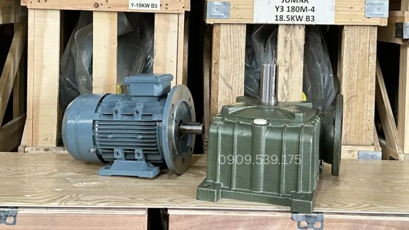 Động cơ giảm tốc trục vít bánh vít 3 pha.