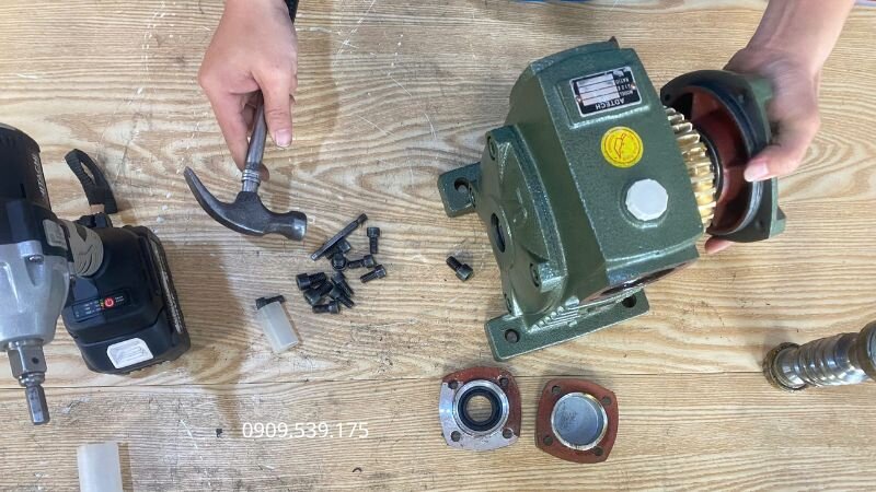 Kiểm tra dây đai, xích tải và khớp nối nhằm phát hiện tình trạng lỏng, lệch tâm hoặc giãn gây thất thoát công suất