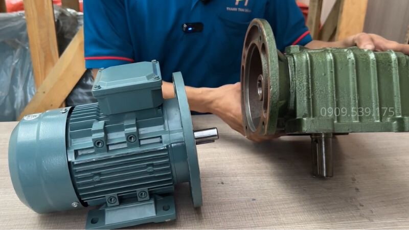 Căn chỉnh đồng tâm trục chuẩn xác giữa motor và hộp số