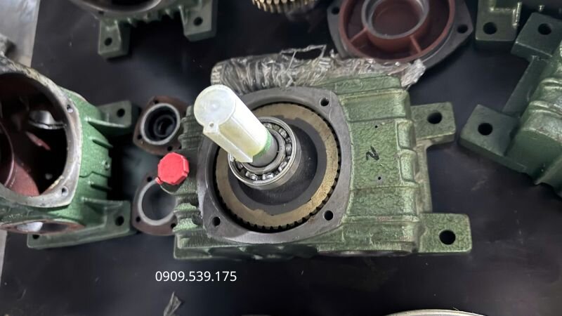 Hộp giảm tốc bị mài mòn là do thiếu bôi trơn.