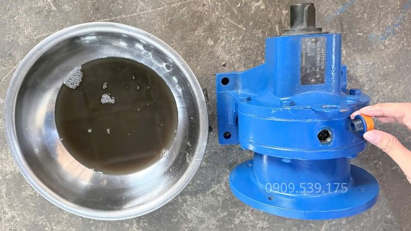 Xả dầu cũ ra khỏi hộp số giảm tốc